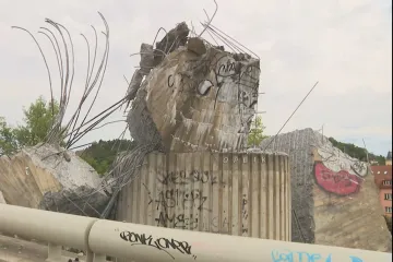 Masivní betonová plastika u Barrandovského mostu se zřítila