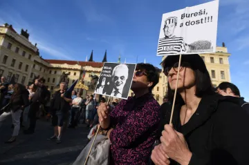 Protesty pokračovaly, kritici Babiše a Zemana přišli před Hrad
