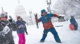 Sněhová bouře nad Spojenými státy zasypala Washington. Před Kapitolem se strhla „koulovačka“