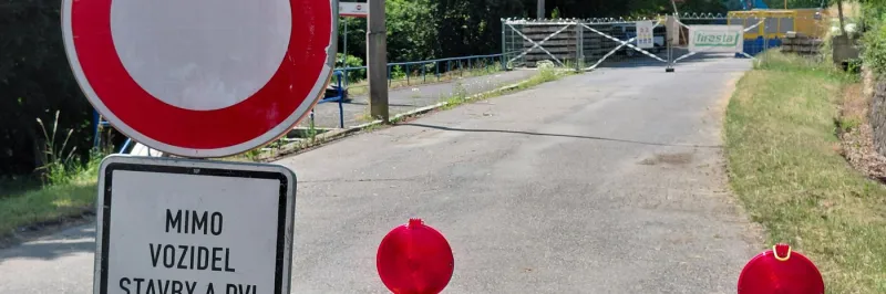 Uzavírka hráze komplikuje dopravu u Slapů, podnikatelům klesají tržby