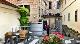 Stavění protipovodňových bariér u hotelu Four Seasons v Praze