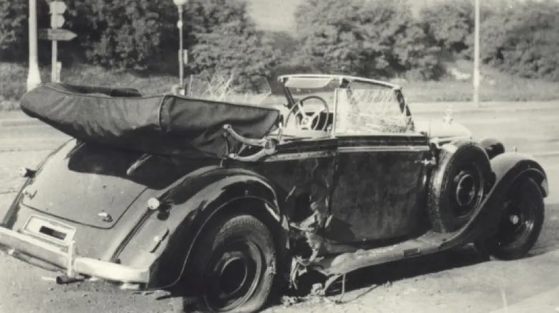 Heydrichův Mercedes zničený výbuchem. Zdroj: Soukromý archiv Jaroslava Čvančary.