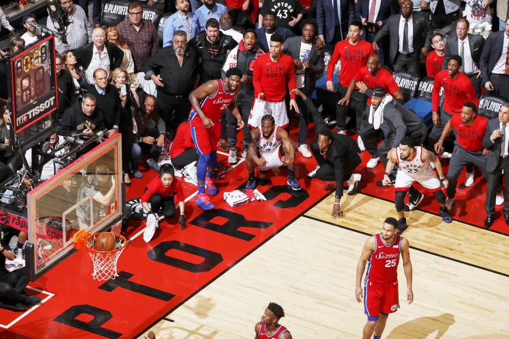Nominace v sekci samostatná fotografie: Mark Blinch se snímkem Kawhi Leonard's Game 7 Buzzer Beater. Hráč Toronto Raptors Kawhi Leonard (v podřepu uprostřed) sleduje, jak jeho střela dopadá do koše v momentě sirény. Raptors ovládli finálovou sérii proti Golden State 4:2 na zápasy
