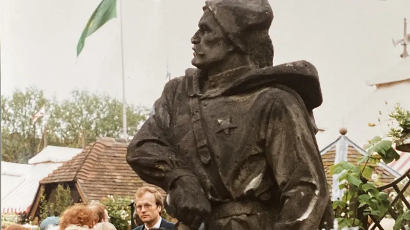 Socha od Sedlecké z Leninova muzea se prodávala v Londýně jako výzdoba na zahradu na prestižní Chelsea Flower Show. Měla skončit na zahradě v USA