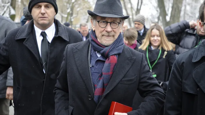 Steven Spielberg na pietní akci k 70. výročí osvobození tábora v Osvětimi