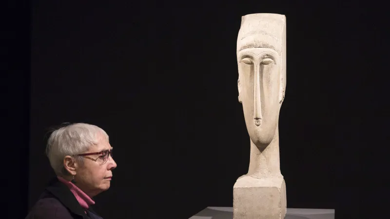 Modiglianiho socha Tête na aukci v Sotheby's
