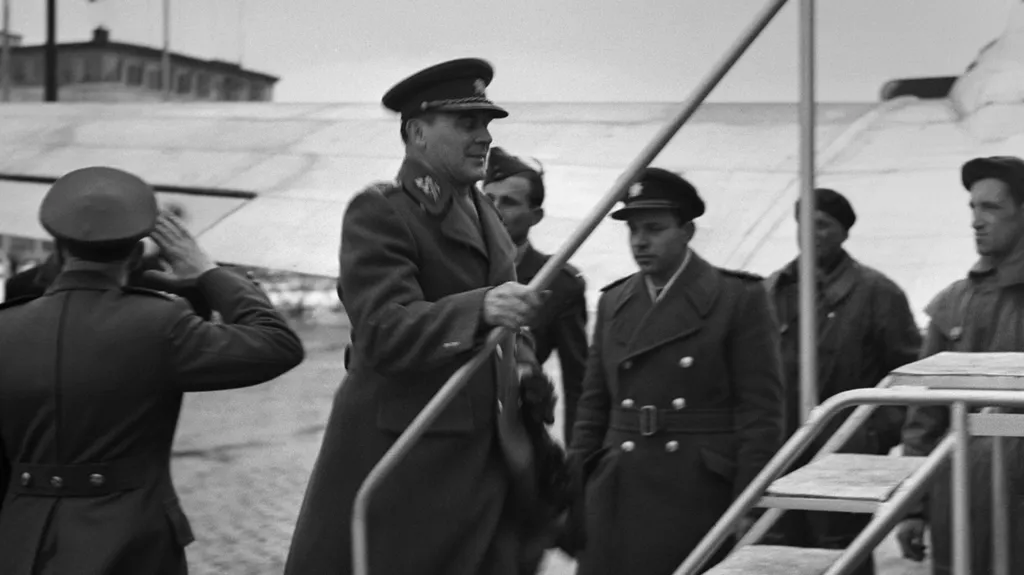 Heliodor Píka nastupuje do letadla a odjíždí do Londýna (1947)