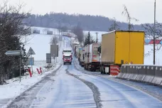 Sníh zkomplikoval dopravu, provoz na řadě míst blokovaly nehody a uvízlé kamiony