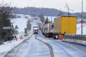 Sníh zkomplikoval dopravu, provoz na řadě míst blokovaly nehody a uvízlé kamiony