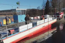 Ledová kra poškodila lipenský přívoz na Českokrumlovsku. Opravy mohou trvat týden
