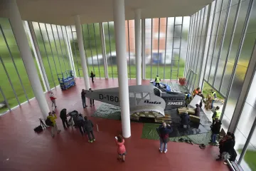 Do Památníku Tomáše Bati se vrátilo letadlo. Maketu za šest milionů vyrobila olomoucká firma