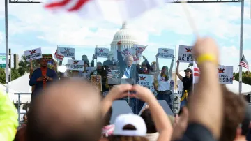 Demonstrace proti Trumpově vládě ve Washingtonu (18. 10. 2025)