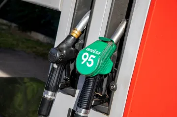 Pohonné hmoty v Česku zlevnily, nafta v průměru skoro o padesátník