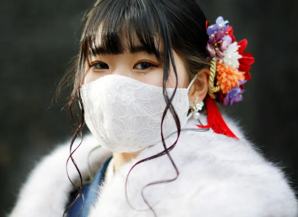 Mladí Japonci během státního svátku Dne dospělosti oslavují v ulicích města Jokohama