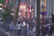 Amsterdam omezil konzumaci marihuany a otevírací dobu podniků ve čtvrti červených luceren