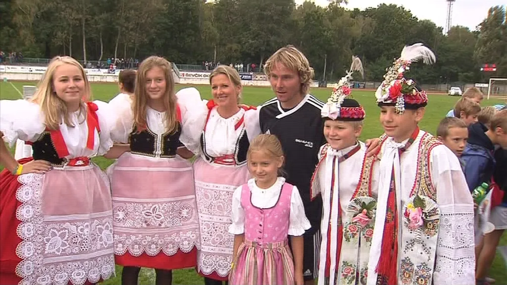 Dort Pavlu Nedvědovi předávala jeho rodina nečekaně ve slováckých krojích