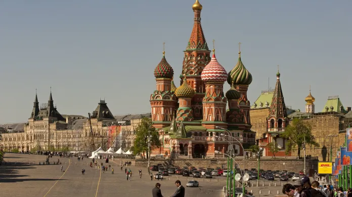 Moskva: rozlehlé náměstí a bazilika Vasila Blaženého