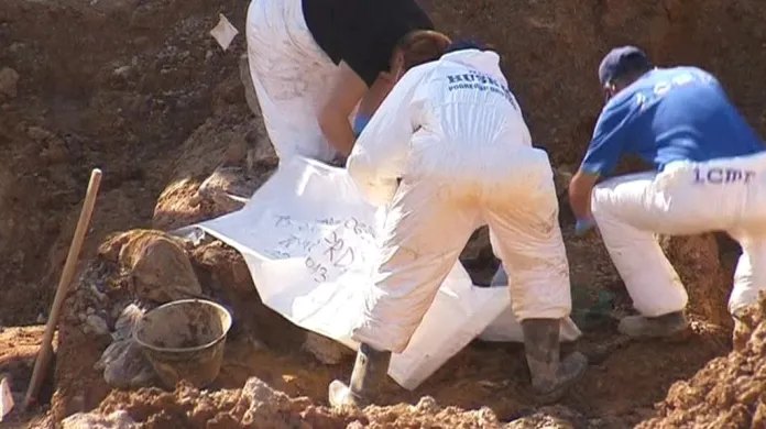 Odkrývání masového hrobu u obce Tomašica