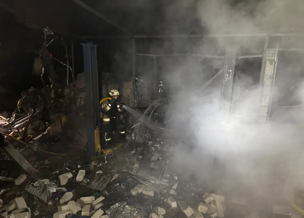Hasiči bojují s následky ruských útoků v Charkově