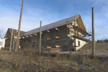V srdci Lužických hor měl vyrůst rodinný dům, stavba je ale větší, než úřady povolily