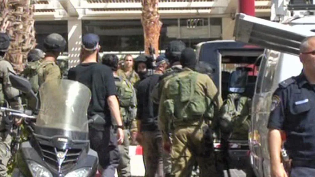Zásahová jednotka před hotelem Leonardo Club v Ejlatu