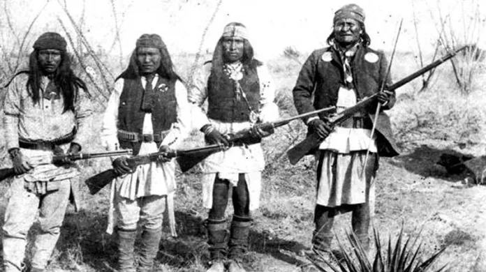Válečníci kmene Apačů