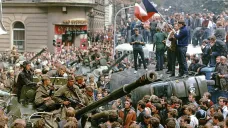 Pražané obklíčili sovětské tanky před budovou ČsRo, 21. srpen 1968