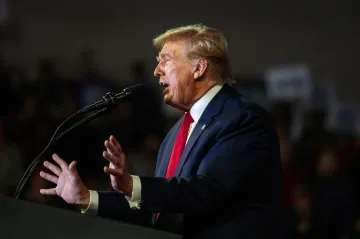 USA nebudou před Ruskem bránit země NATO, jež nedávají dost na obranu, řekl Trump. Šílené, reagoval Bílý dům