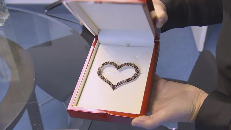 Brož z českého granátu ve tvaru oblíbeného symbolu Václava Havla