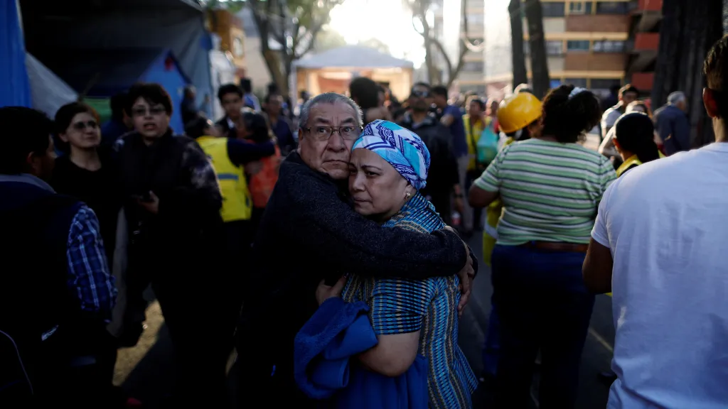 Lidé při zemětřesení v Mexiku zaplnili ulice