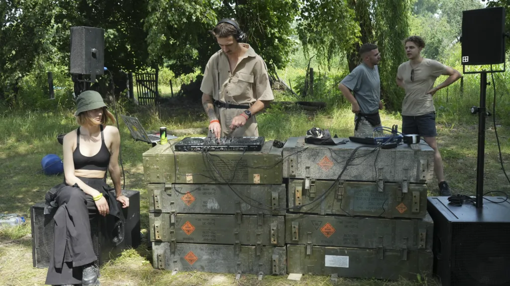 Technoparty ve vesnici Jahidne spojená s uklízením trosek po raketovém útoku