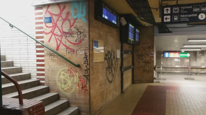 Do podchodu zatékalo, poškozené byly i obklady