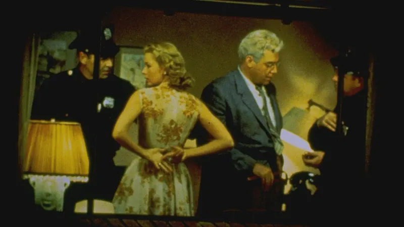 Grace Kellyová a Raymond Burr (vpravo)