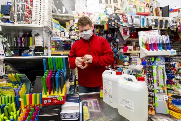 Reprodukční číslo opět roste. Obchody prodávají papírenské zboží, dětské oblečení a obuv