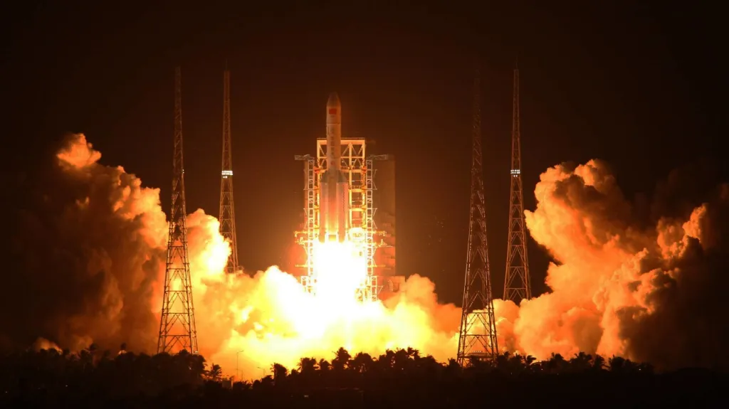 Start čínské rakety Dlouhý pochod 5