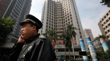 Policejní hlídka před redakcí Southern Weekly