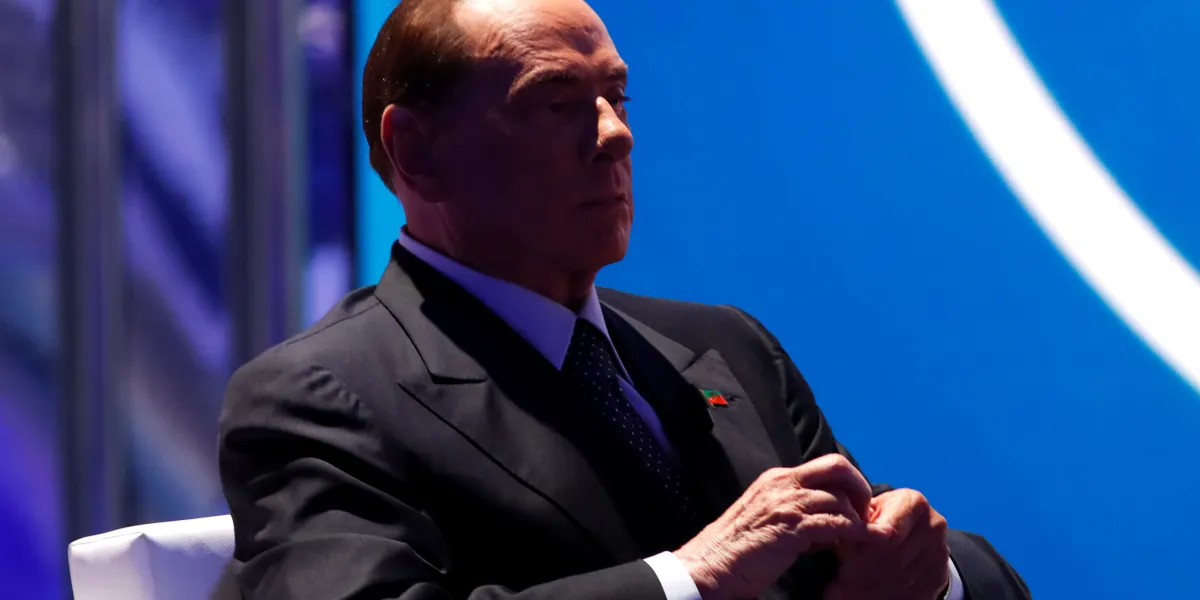 ▶ Ritorna il caos in Italia.  Berlusconi esce dall’ombra politica — ČT24 — Televisione ceca
