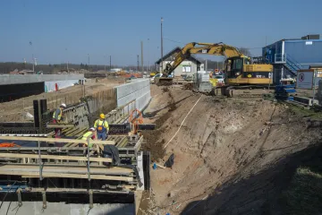 Na trati Mezi Pardubicemi a Hradcem Králové začala další výluka kvůli stavbě nových kolejí 