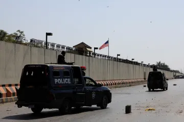 Nejméně šest lidí zemřelo v Karáčí, kde dav vpadl na konzulát USA