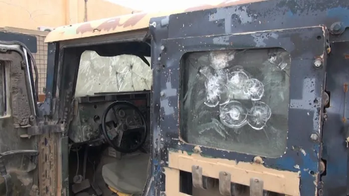 Auto poničené boji na frontové linii v severním Iráku