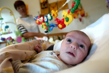 Dočasnému pěstounství se chce věnovat rekordně málo lidí. Děti u nich zůstávají „přesčas“