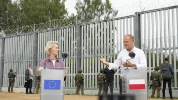 Předsedkyně Evropské komise Ursula von der Leyenová a polský premiér Donald Tusk během brífinku na hranci Polska a Běloruska