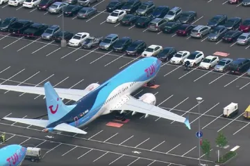 Místo aut letadla? Boeing má tolik uzemněných strojů, že využívá i parkoviště zaměstnanců 