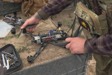 Ukrajinci montují a testují drony přímo u fronty. Na místě natáčel štáb ČT