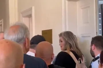 Policie obvinila osm lidí v souvislosti s incidentem u pražského soudu, kde dav vylomil dveře. Je mezi nimi i Zítko