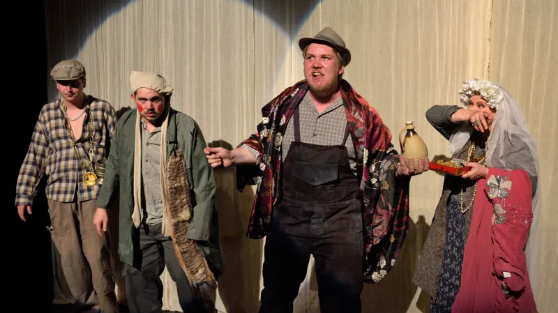 „Následuje vzpomínka, velká ne, spíš malinká, na ty časy revoluční. Nebojte se, budem struční. Čekali jsme mnoho dní, až zasedne soud národní. Oč v něm půjde, povím krátce. Potrestáme všechny zrádce. Ujistit vás všechny chci, že vše proběhne v intencích ministrů vnitra a obrany, s nimiž byly probrány podrobnosti naší akce. Neunikne žádný zrádce!“