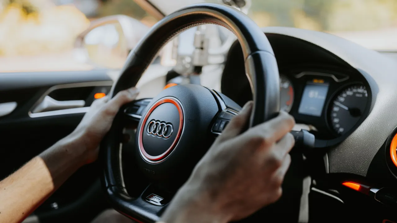 Auto, které jelo téměř dvě stě kilometrů v hodině, řídil čtrnáctiletý chlapec
