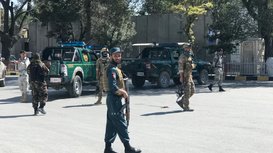Příslušníci bezpečnostních složek na místě výbuchu v Kábulu