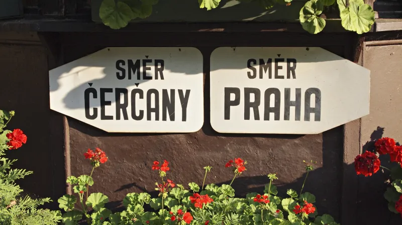 Označení směrů na davelském nádraží. Rekonstrukce bohužel připravila nádraží proslulé dříve květinovou výzdobou o kouzlo