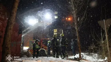 Ukrajinští záchranáři zasahovali po ostřelování Kyjeva